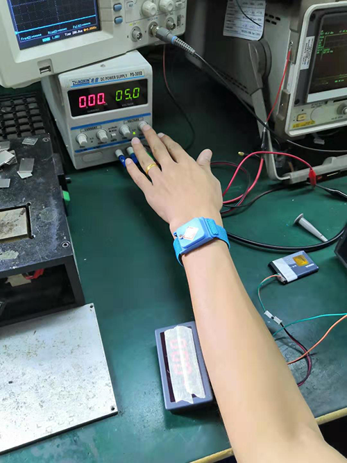 戴上靜電手環(huán)，將電源電壓設(shè)在5V